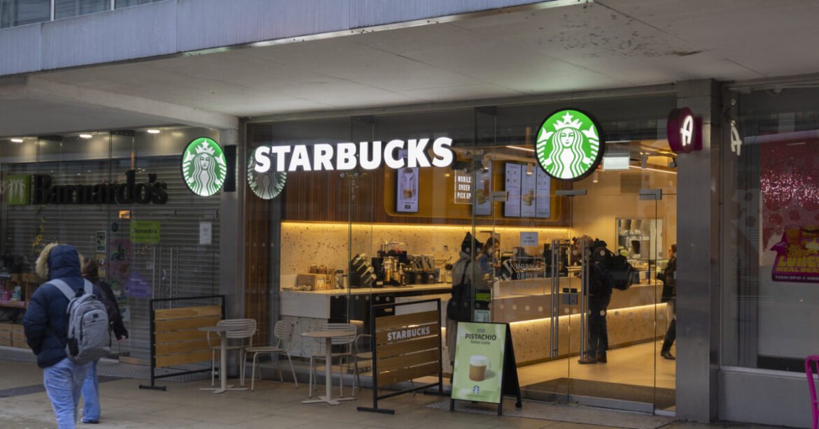 Starbucks: Ενίσχυση πωλήσεων και ελπίδες για συμφωνία με τις τράπεζες