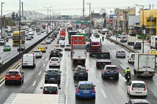 Κίνηση: «Κόκκινος» ο Κηφισός και στα δύο ρεύματα, καθυστερήσεις στην Αττική Οδό – Πού υπάρχουν προβλήματα