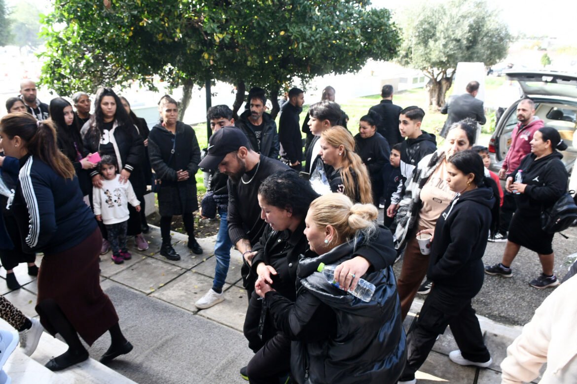 Πάτρα: Με μουσική και χειροκροτήματα το τελευταίο αντίο στον 30χρονο που ξυλοκοπήθηκε μέχρι θανάτου