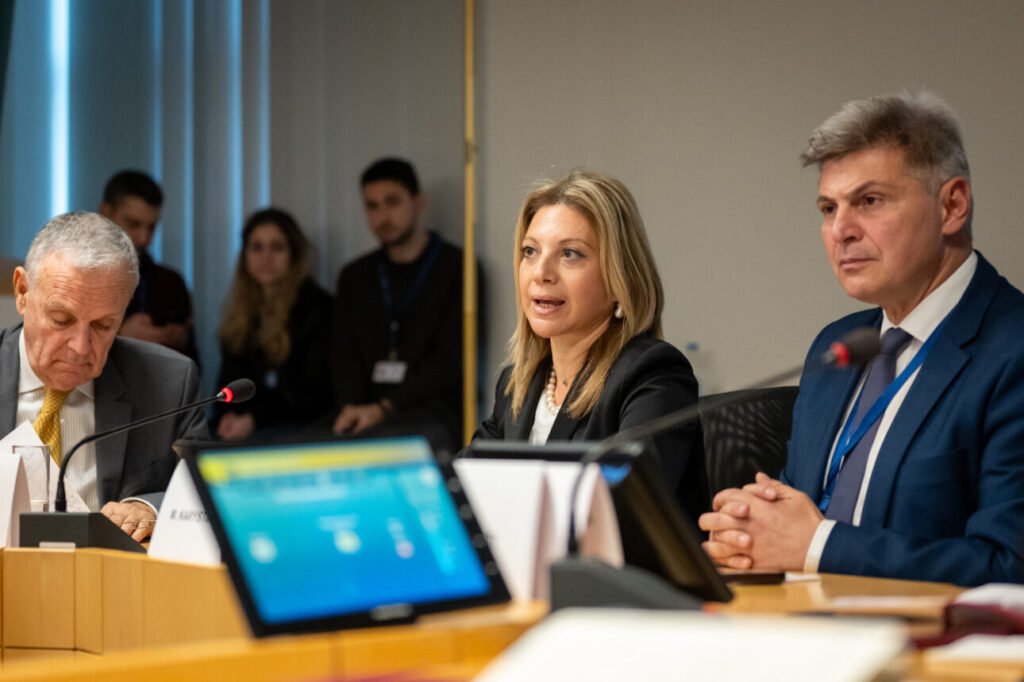 Εκτός Ευρωομάδας ΣΥΡΙΖΑ ο Φαραντούρης λόγω Καρυστιανού – Αρνείται να παραδώσει την έδρα