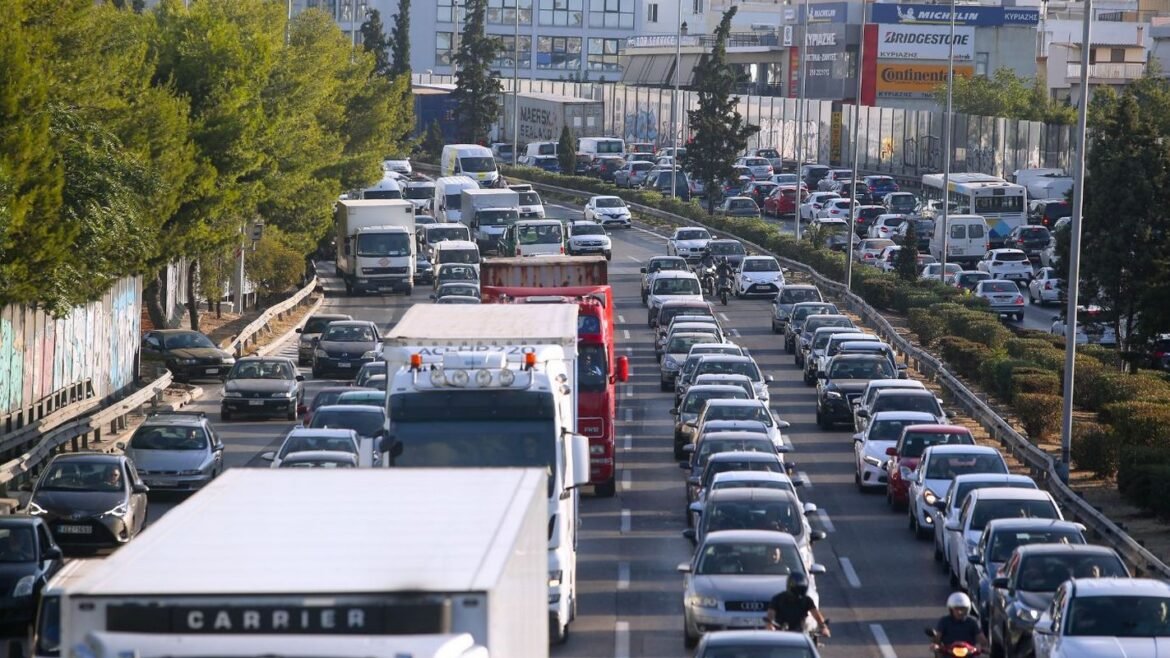 Αιγάλεω: Σύγκρουση φορτηγών στο ύψος της Ιεράς οδού – Με δυσκολία η κυκλοφορία των οχημάτων στην Λ. Κηφισού