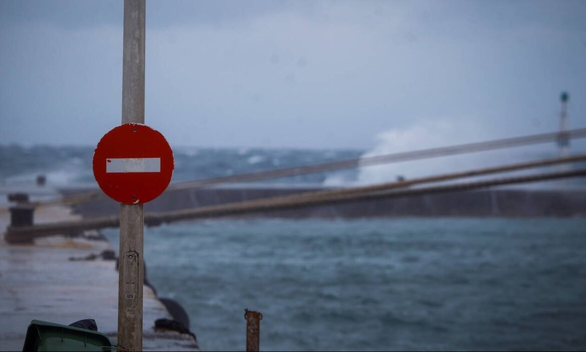 Απαγορευτικό απόπλου και μεγάλες καθυστερήσεις στα δρομολόγια πλοίων λόγω ισχυρών ανέμων
