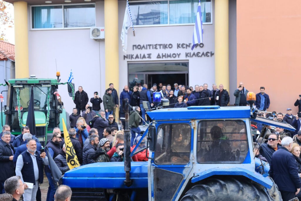 Κυβέρνηση: «Παρατράβηξε με τα μπλόκα – ο νόμος θα εφαρμοστεί»