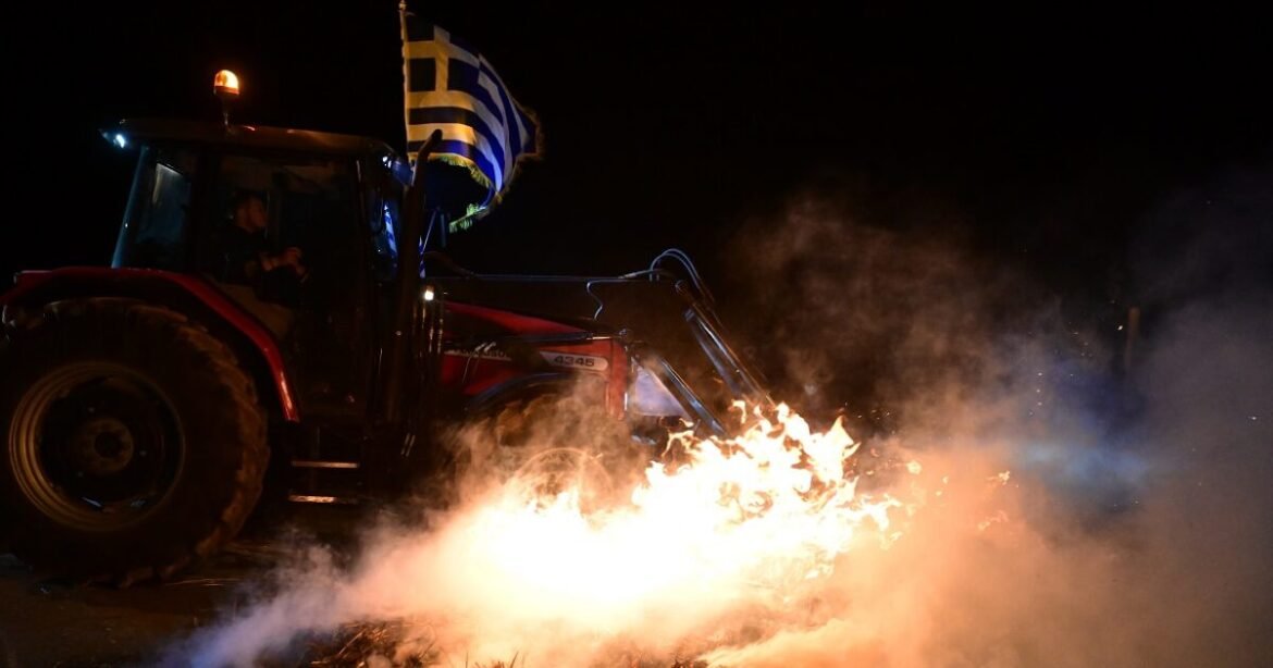 Άνοιξε η παλιά εθνική οδός Θήβας – Λιβαδειάς: Αποχωρούν τα τρακτέρ