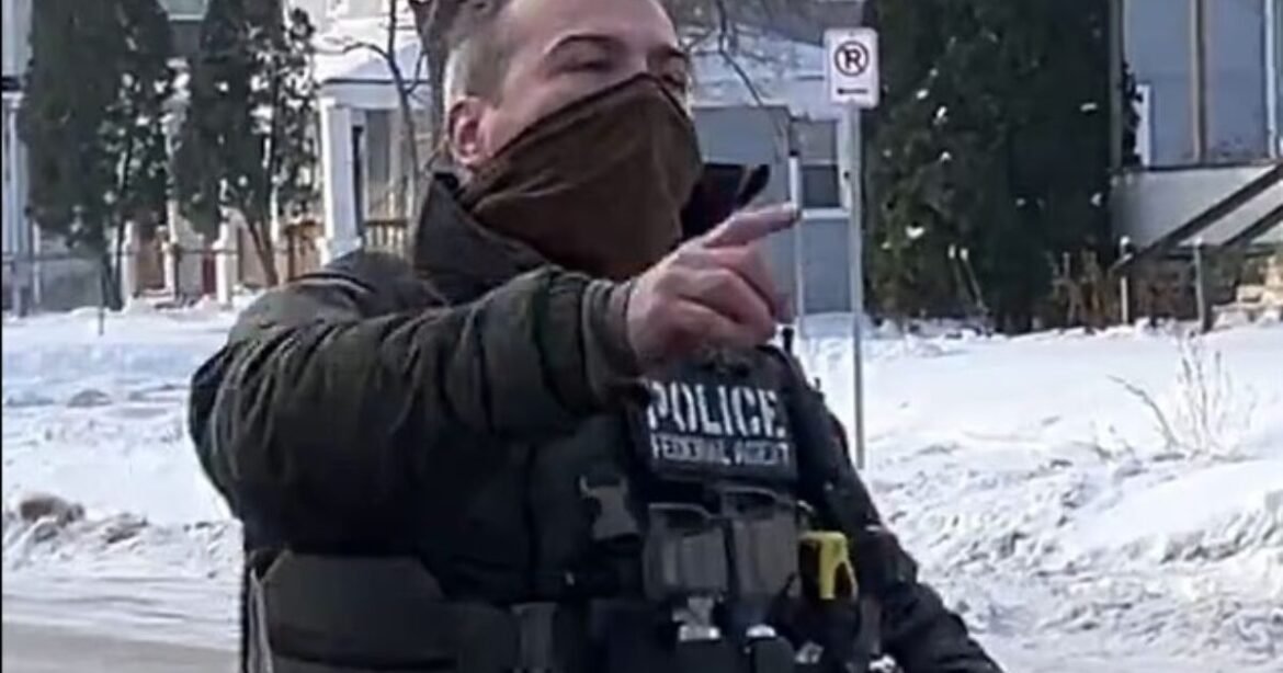 Αυτός είναι ο πράκτορας του ICE που πυροβόλησε και σκότωσε την 37χρονη στη Μινεάπολη (εικόνες, βίντεο)