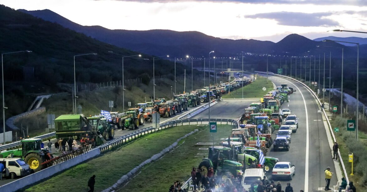 Οι αγρότες υποχωρούν σταδιακά από τα μπλόκα: Άνοιξαν οι δρόμοι σε Μπράλο και Τέμπη, κλειστή παραμένει η Αθηνών – Θεσσαλονίκης