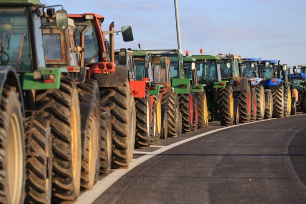 Αγρότες: «Την Τρίτη θα πάμε στην Αθήνα, θα πλημμυρίσουμε με κόσμο την πρωτεύουσα» λένε από το μπλόκο της