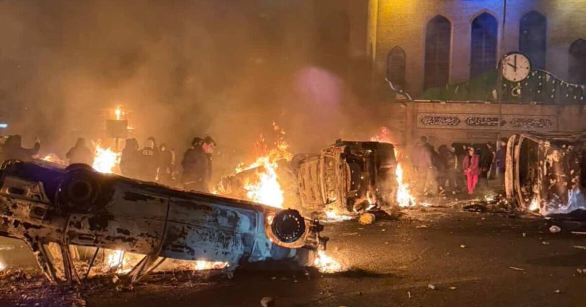 Έκρυθμη η κατάσταση στο Ιράν από τις διαδηλώσεις: «Θάνατος στον Χαμενεΐ» – Με επέμβαση απειλεί ο Τραμπ