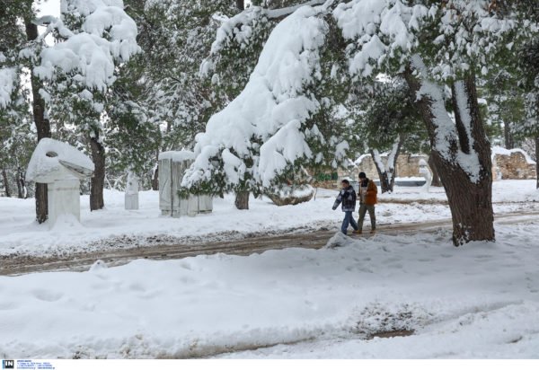 Καιρός: Ψυχρή «εισβολή» με χιόνια, ισχυρούς ανέμους και σημαντική πτώση της θερμοκρασίας – Αναλυτική