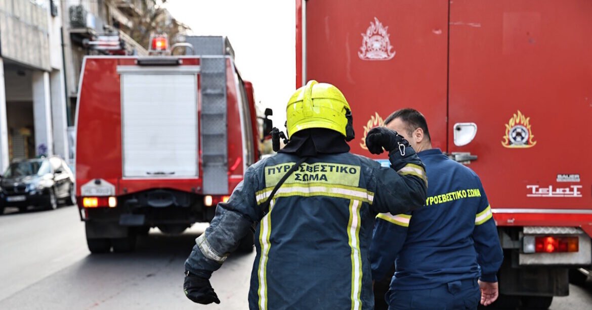 Φωτιά σε διαμέρισμα στο Ίλιον: Στο σημείο 22 πυροσβέστες για κατάσβεση