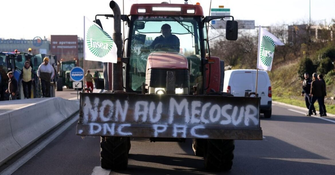 Γαλλία: Οι αγρότες αποκλείουν λιμάνια και κάνουν τελωνειακούς ελέγχους σε φορτηγά (Βίντεο)