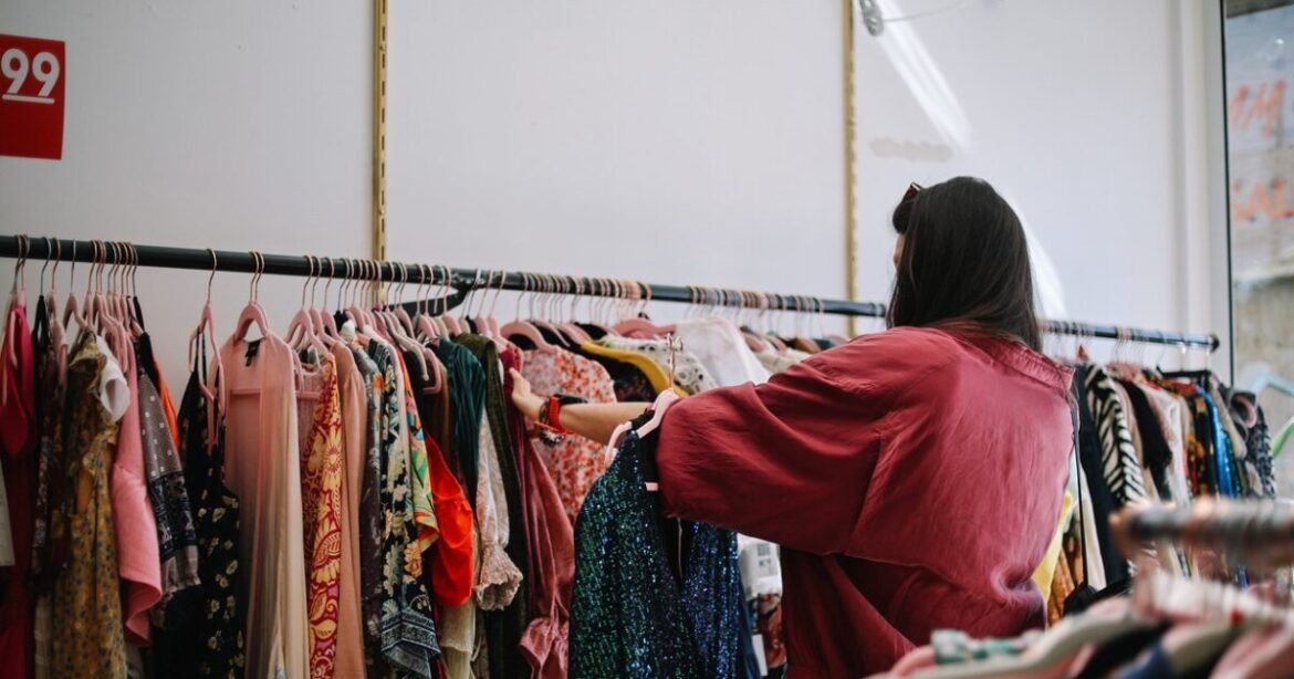 «Καμπανάκια» από ΙΟΒΕ και ΕΣΕΕ για το λιανικό εμπόριο, stress test οι χειμερινές εκπτώσεις