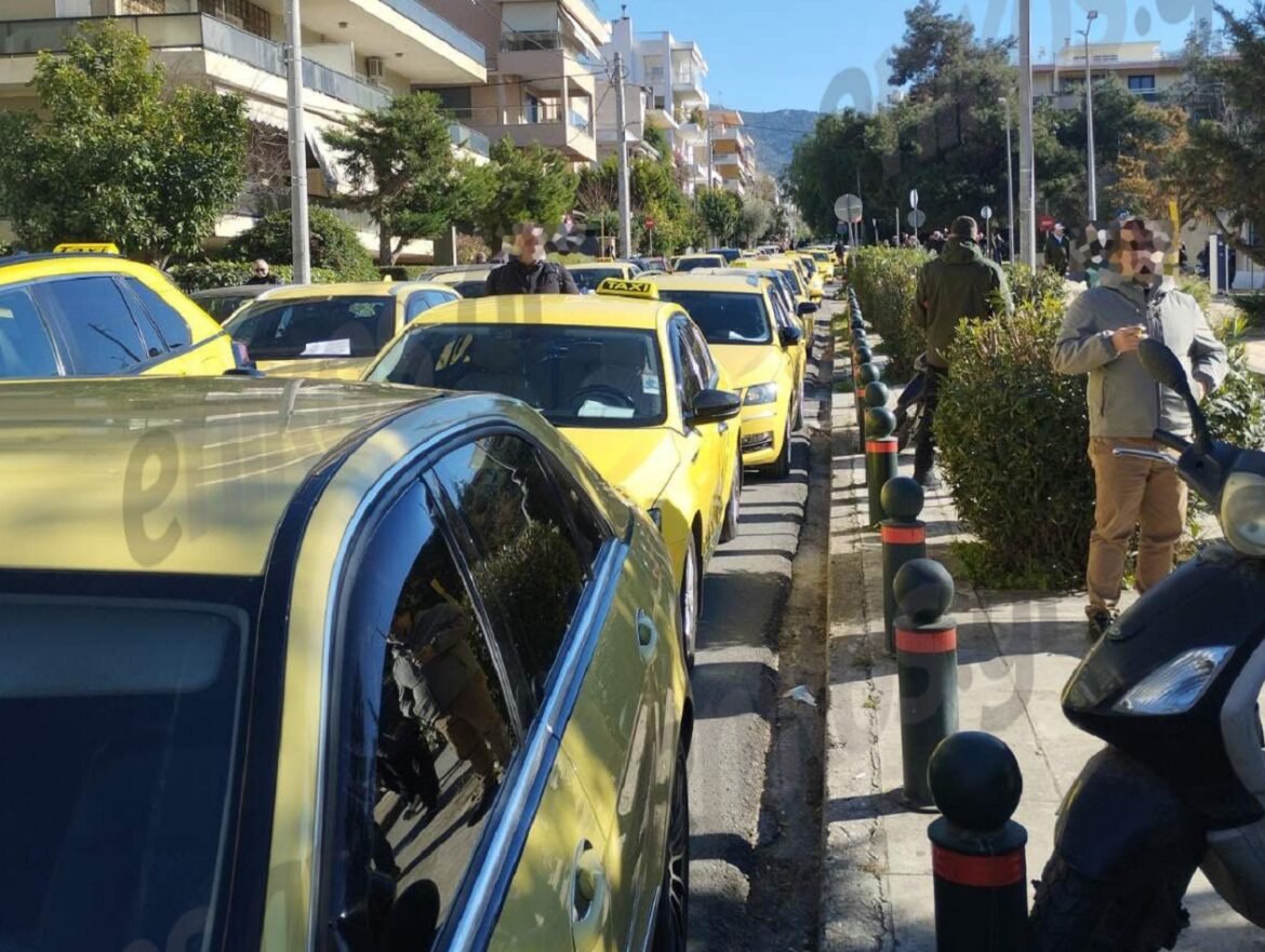 Στο υπουργείο Μεταφορών έφτασε η αυτοκινητοπομπή των ταξί – ΦΩΤΟ αναγνώστη