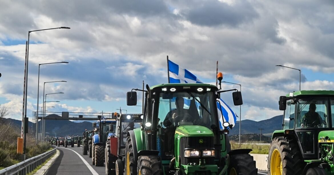 Μπλόκα αγροτών: Σκληραίνουν τη στάση τους παρά τον διχασμό – Κλειστά και τα δύο ρεύματα στα Μάλγαρα και ο κόμβος Τρίγλιας