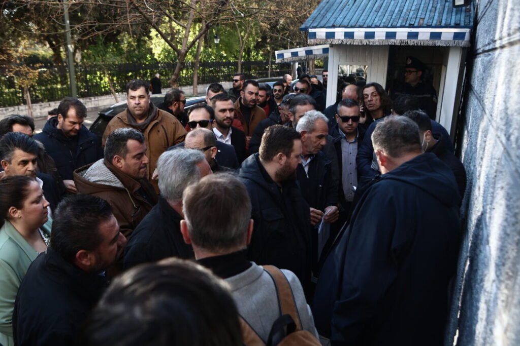 Στο Μαξίμου οι αγρότες για τη συνάντηση με τον Πρωθυπουργό – ποιοι πήγαν τελικά [ονόματα]