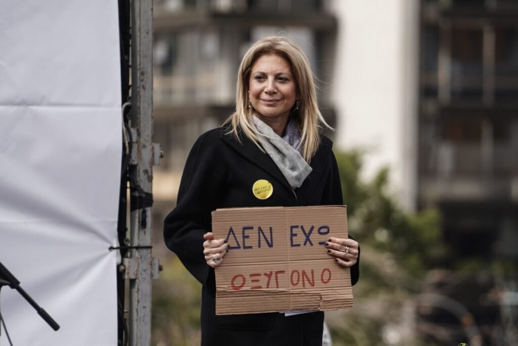 «Μαρία παραιτήσου!» Τελεσίγραφο στην Καρυστιανού από μέλη του Συλλόγου Πληγέντων Τεμπών