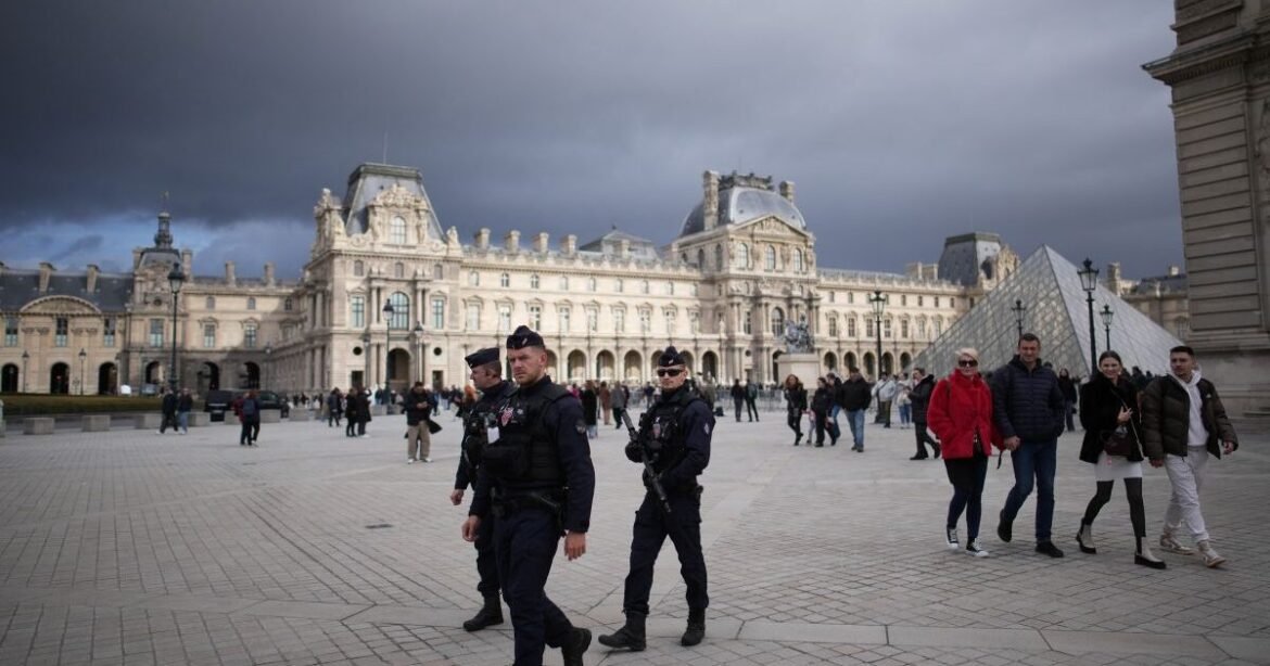 Λούβρο: Ένα υπόγειο πάρκινγκ ήταν η τελευταία γνωστή κρυψώνα των κλοπιμαίων, αλλά η αστυνομία έφτασε αργά