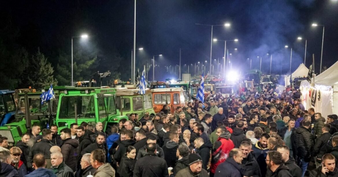 Μπλόκα αγροτών: Οι δρόμοι που παραμένουν αποκλεισμένοι μετά και τις συνομιλίες στο Μαξίμου – Πανελλαδική σύσκεψη την Τετάρτη
