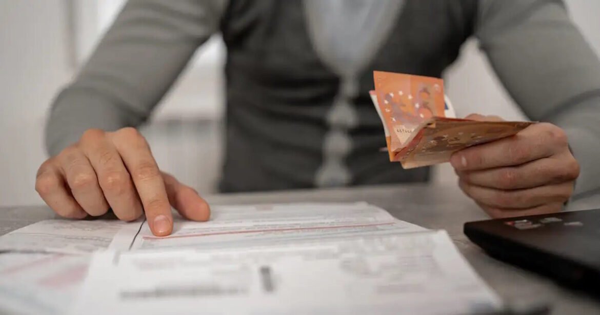 Άμεσοι και έμμεσοι φόροι 72 δισ. ευρώ η βάση για το πρωτογενές πλεόνασμα των 8 δισ. ευρώ το 2025