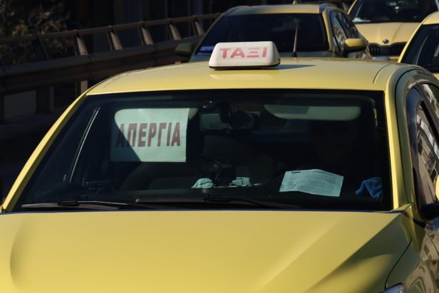 Ταξί: Συνεχίζεται για δεύτερη ημέρα η απεργία στην Αττική – «Χειρόφρενο» τραβούν οι οδηγοί και στη Θεσσαλονίκη