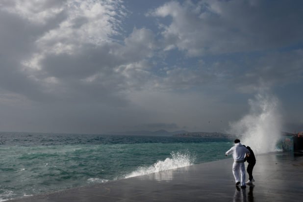 Καιρός: Άστατος σήμερα με τοπικές καταιγίδες, χαλαζοπτώσεις και θυελλώδεις ανέμους