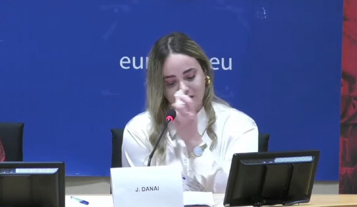 Ευρωκοινοβούλιο: Η συγκλονιστική ομιλία της κόρης της 40χρονης που δολοφονήθηκε από τον πρώην σύζυγό της στο Μενίδι – «Είμαι εδώ για όλα τα π