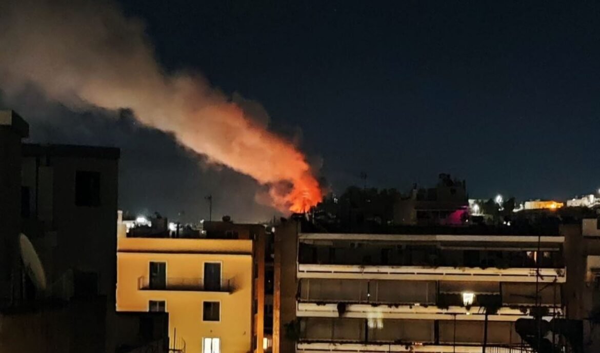 Φωτιά σε υπαίθριο χώρο στην Δάφνη Αττικής – Κινητοποίηση της Πυροσβεστικής 