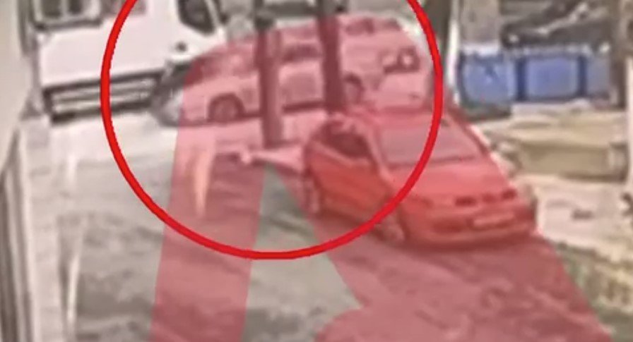 Νέο βίντεο από την παράσυρση του αστυνομικού στο Κιλκίς: Προσπαθεί να κρατηθεί στο καπό του αυτοκινήτου