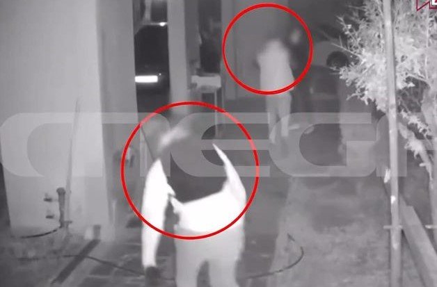 Γλυφάδα: Ιδιοκτήτης σπιτιού παίρνει στο κυνήγι επίδοξους διαρρήκτες – «Τι κάνετε εκεί ρε;» – Δείτε βίντεο