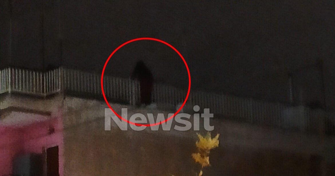 Συναγερμός στον Κορυδαλλό: Γυναίκα απειλεί να πέσει από ταράτσα πολυκατοικίας