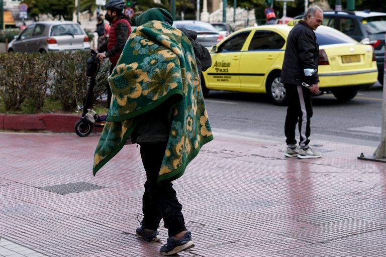 Έκτακτα μέτρα για την προστασία των αστέγων από τις χαμηλές θερμοκρασίες σε Αθήνα και Πειραιά