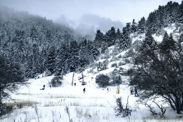 Καιρός: Τσουχτερό κρύο και χιόνια στα ορεινά – Βίντεο από τις περιοχές που ντύθηκαν στα λευκά