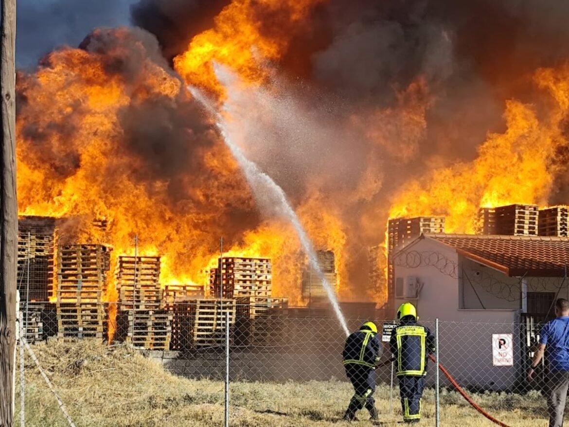 Φωτιά σε εργοστάσιο πλαστικών σε κατοικημένη περιοχή στις Αχαρνές – Επιχείρηση κατάσβεσης από 28 πυροσβέστες