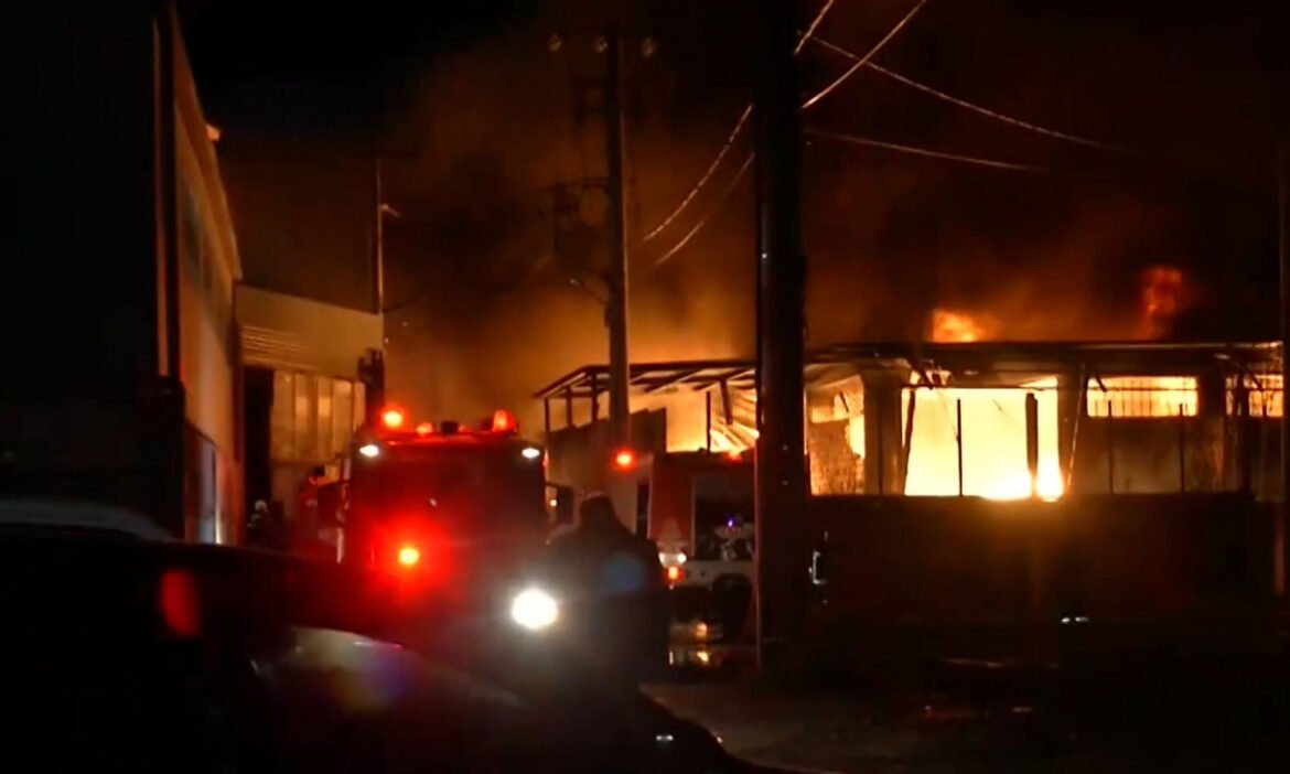 Σε «πλήρη εξέλιξη» η μεγάλη φωτιά στο εργοστάσιο πλαστικών στο Μενίδι – Μάχη με τις φλόγες από 42 πυροσβέστες με 19 οχήματα – Μήνυμα του 112 – Δεί