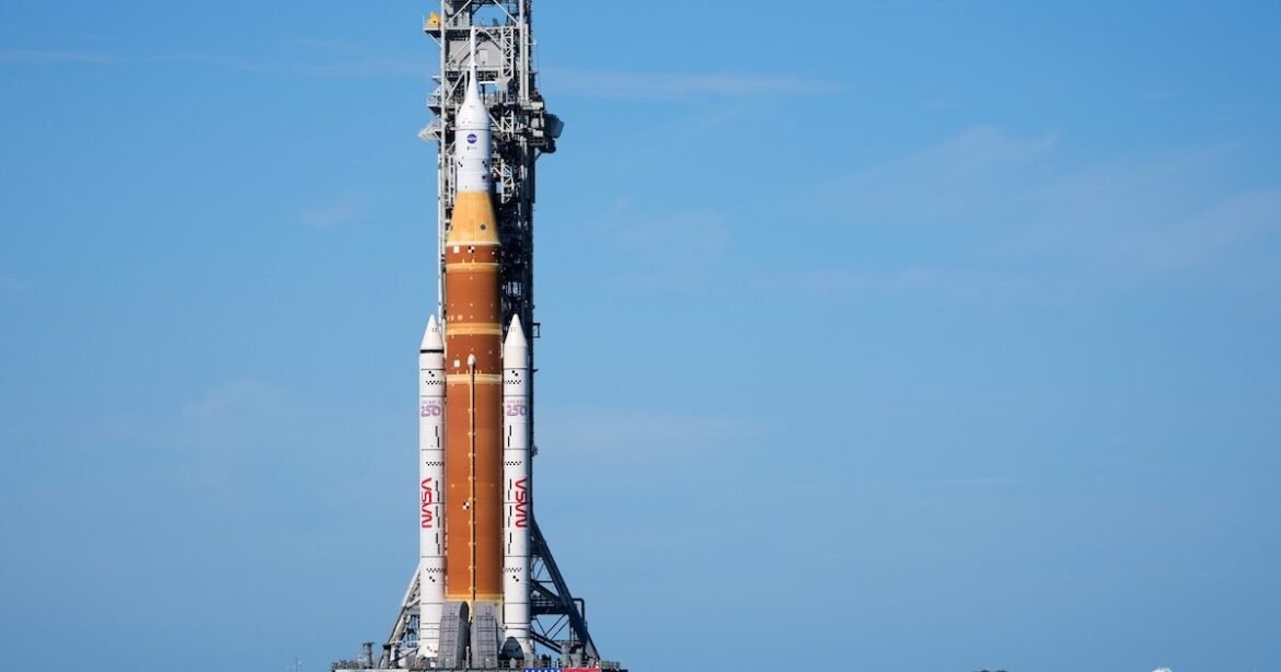 NASA: Στην τελική ευθεία η αποστολή Artemis II – Στην εξέδρα εκτόξευσης ο πύραυλος για τη Σελήνη