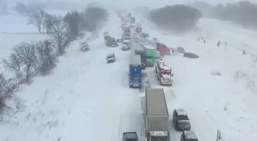 Απίστευτη καραμπόλα στο Μίσιγκαν: 100 οχήματα συγκρούστηκαν στο χιόνι (Βίντεο)