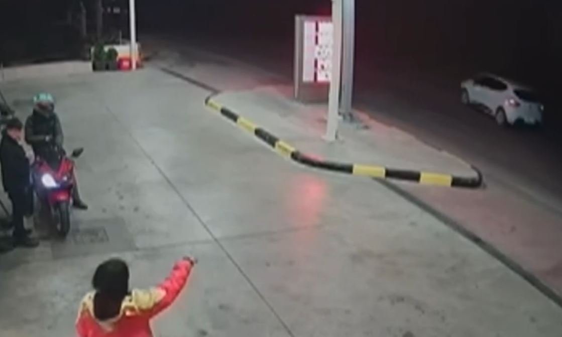 Χαϊδάρι: Έβαλε 50 ευρώ βενζίνη και έφυγε… χωρίς να πληρώσει – Δείτε βίντεο