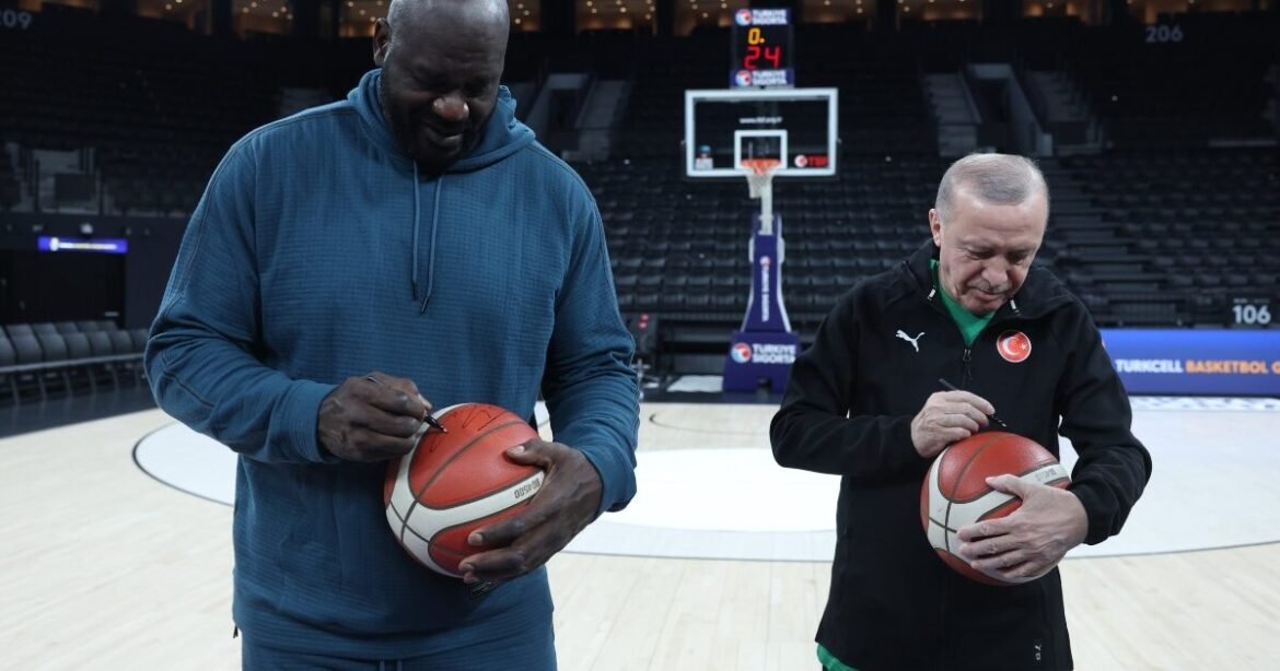 Ο Ερντογάν σε ρόλο… μπασκετμπολίστα για τα «μάτια» του Σακίλ Ο Νιλ