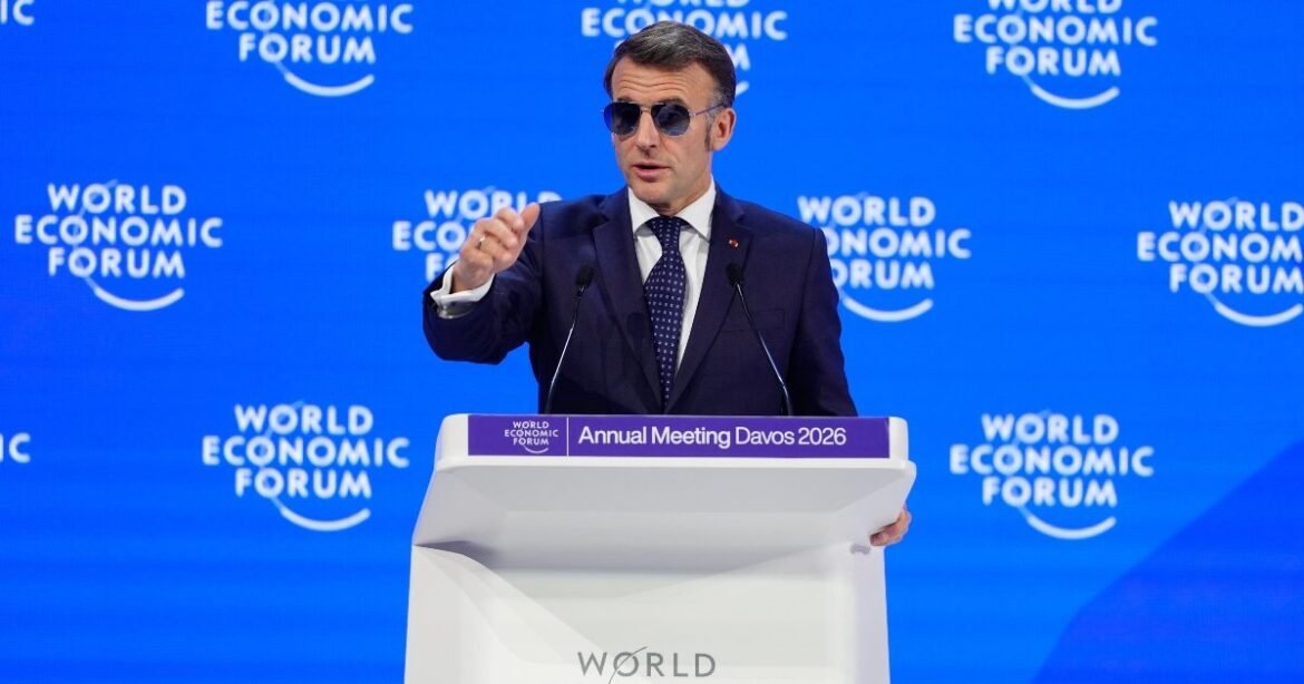 Μακρόν όπως… «Top Gun» – Με γυαλιά ηλίου και στο Νταβός (βίντεο)