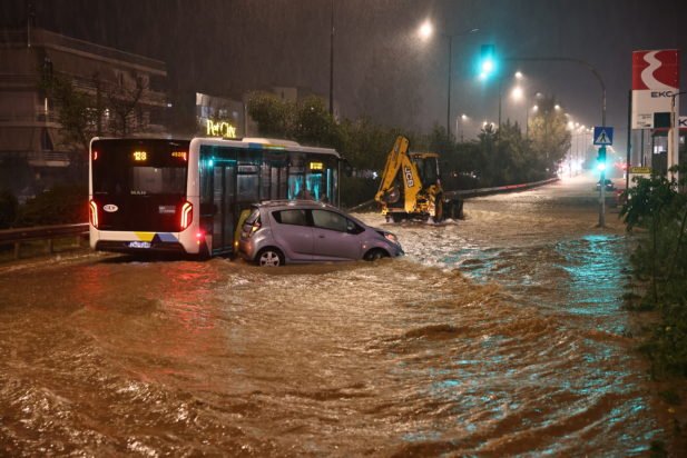 Κακοκαιρία: Εγκλωβισμένοι οδηγοί σε περιοχές της Αττικής – Στις 186 οι κλήσεις στην Πυροσβεστική