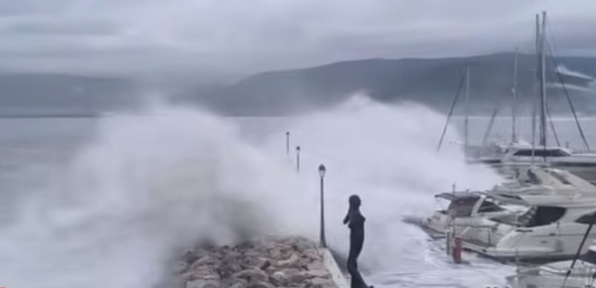 Τραγωδία στην Αρκαδία: O άτυχος λιμενικός πέρασε 2-3 φορές από το σημείο για να ελέγξει τα σκάφη – «Ήρθε δεύτερο κύμα και τους πέταξε όλους κάτ