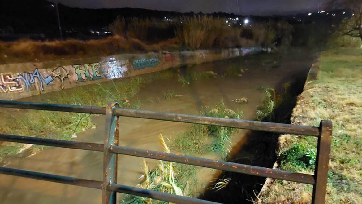 Ραφήνα: Μήνυμα 112 για εκκένωση εξαιτίας της υπερχείλισης του ρέματος – «Κατευθυνθείτε προς το δημαρχείο»