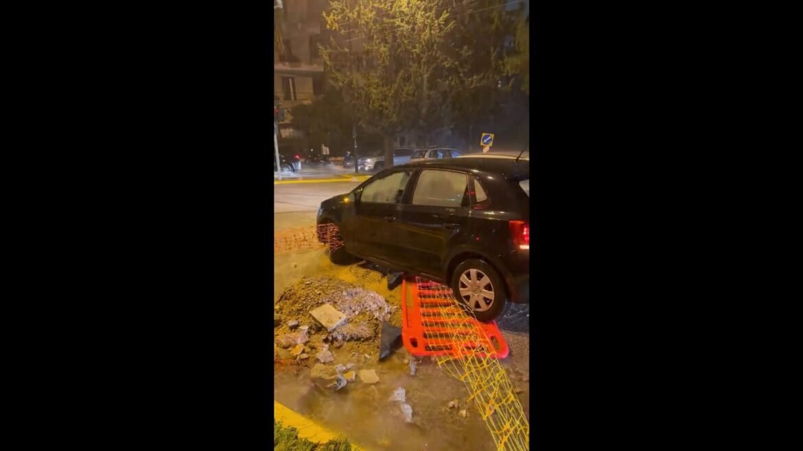 Κακοκαιρία: Σοβαρά προβλήματα και στην Ηλιούπολη – Αυτοκίνητο έμπλεξε σε προστατευτικά πλέγματα