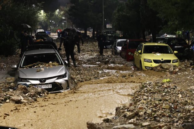 Κακοκαιρία: 2 νεκρούς και εικόνες καταστροφής άφησε πίσω του το σαρωτικό πέρασμά της – «Πνίγηκε» η Αττική, περισσότερες από 1.000 κλήσεις σε ο