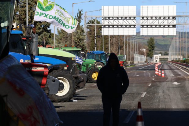 Αποχωρούν σήμερα οι αγρότες από τα περισσότερα μπλόκα – Νέα πανελλαδική σύσκεψη αρχές Φεβρουαρίου