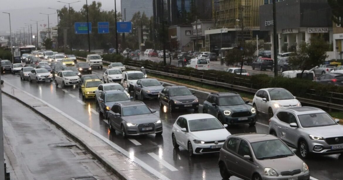 Kίνηση στους δρόμους: Ουρές χιλιομέτρων στον Κηφισό, καθυστερήσεις στην Αττική Οδό