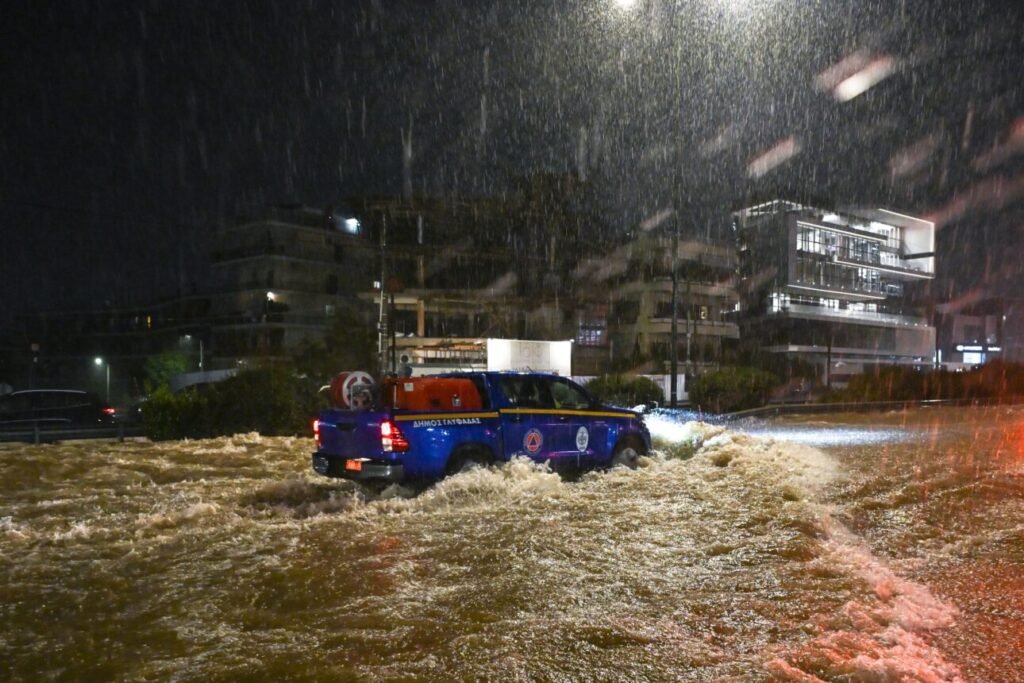 H κυβέρνηση λέει ότι για τις πλημμύρες φταίνε τα αυθαίρετα – και δίνει… παράταση για νομιμοποίησή τους!