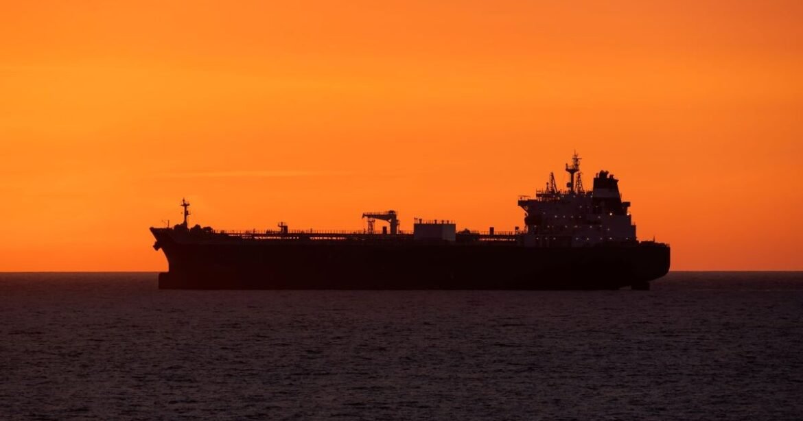 Τάνκερ του ρωσικού «σκιώδους στόλου» πλέει ακυβέρνητο στη Μεσόγειο