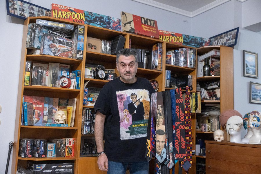 Ο Τζέιμς Μποντ «ζει» στη Θεσσαλονίκη: Η εντυπωσιακή συλλογή του λάτρη του «007» – Φτιάχνει ρέπλικες που