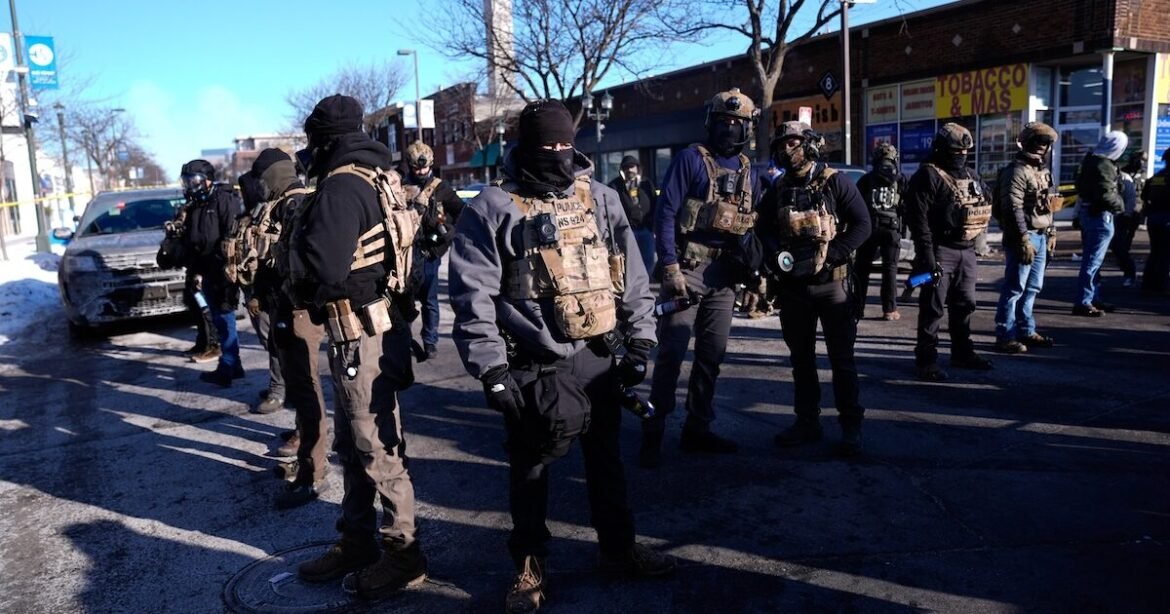 Πολεμική ζώνη η Μινεάπολη – Ένοπλοι διαδηλωτές και συγκρούσεις με την ICE, ένας νεκρός (εικόνες, βίντεο)